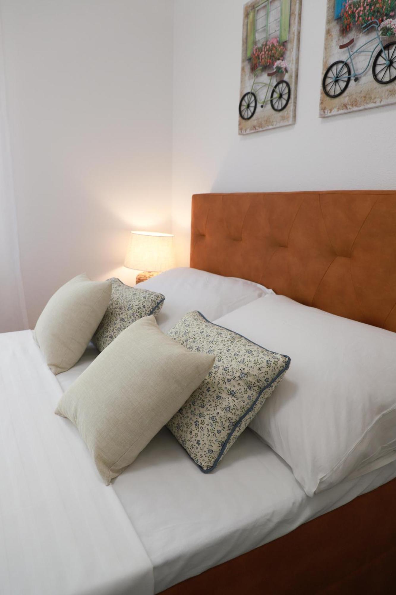 Holiday Apartments Ivano & Leo - Private Parking Zadar Bagian luar foto