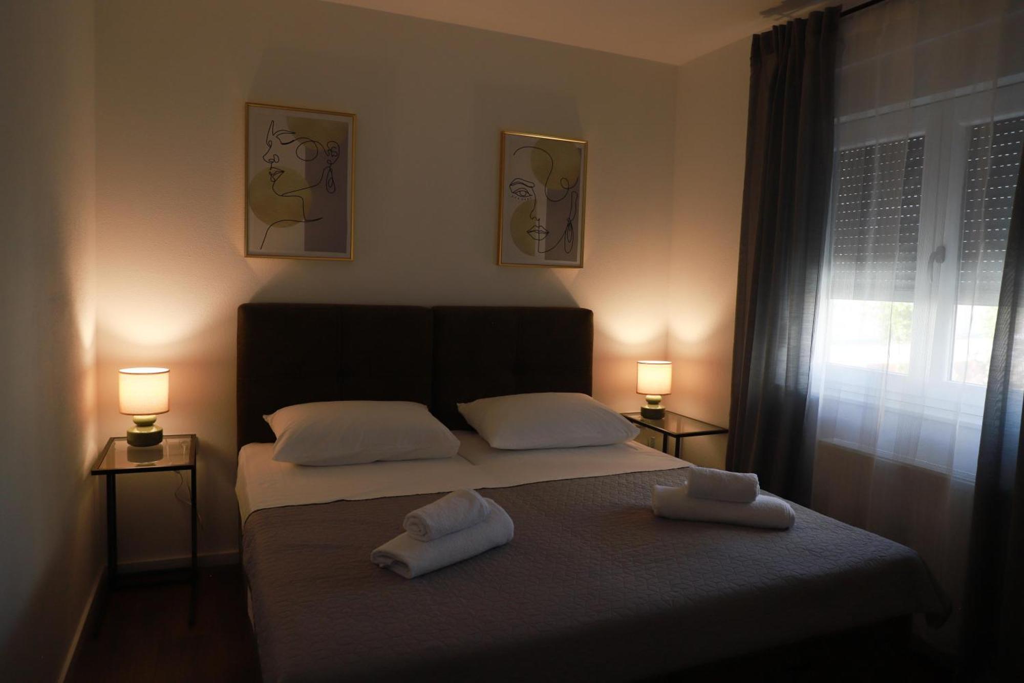 Holiday Apartments Ivano & Leo - Private Parking Zadar Bagian luar foto
