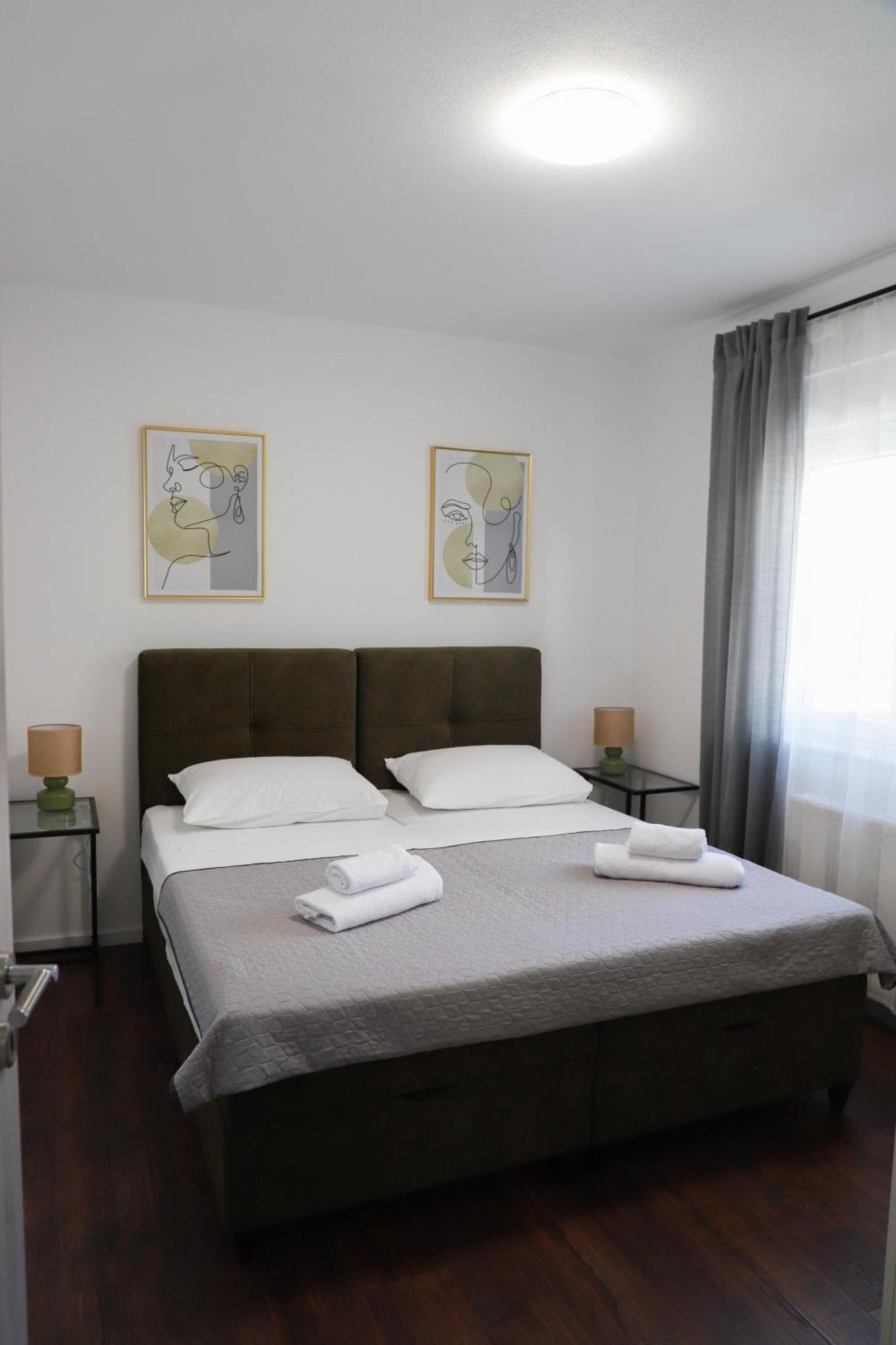 Holiday Apartments Ivano & Leo - Private Parking Zadar Bagian luar foto