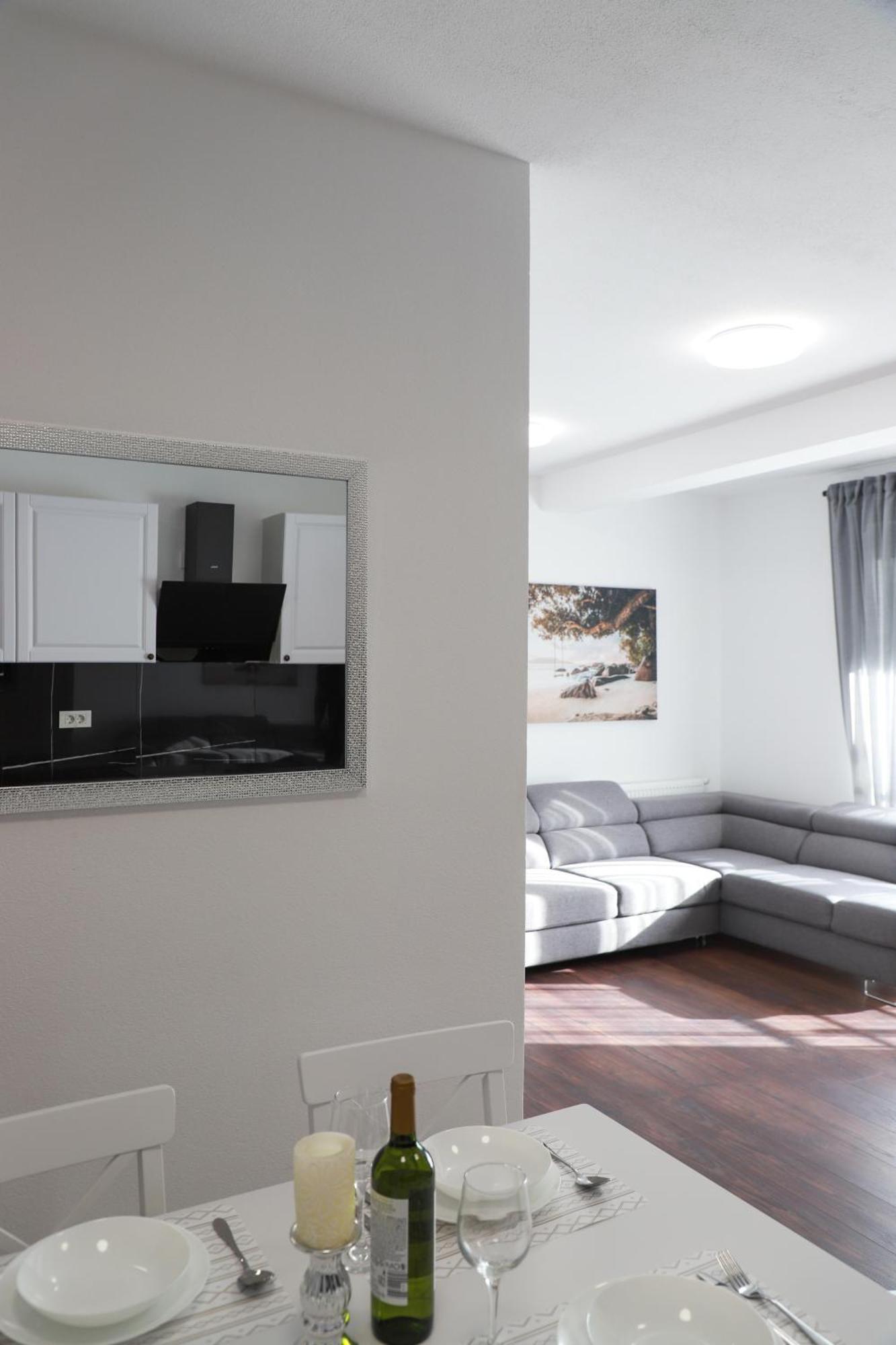 Holiday Apartments Ivano & Leo - Private Parking Zadar Bagian luar foto