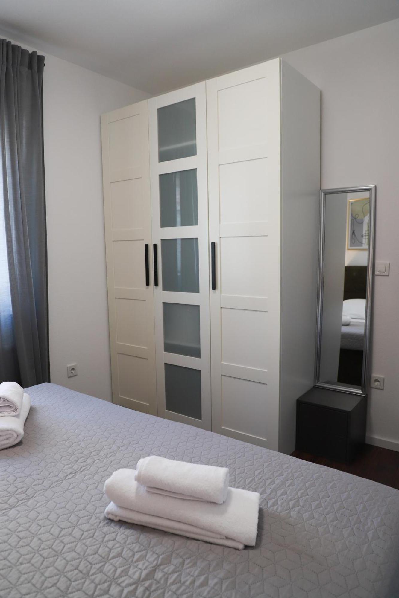 Holiday Apartments Ivano & Leo - Private Parking Zadar Bagian luar foto