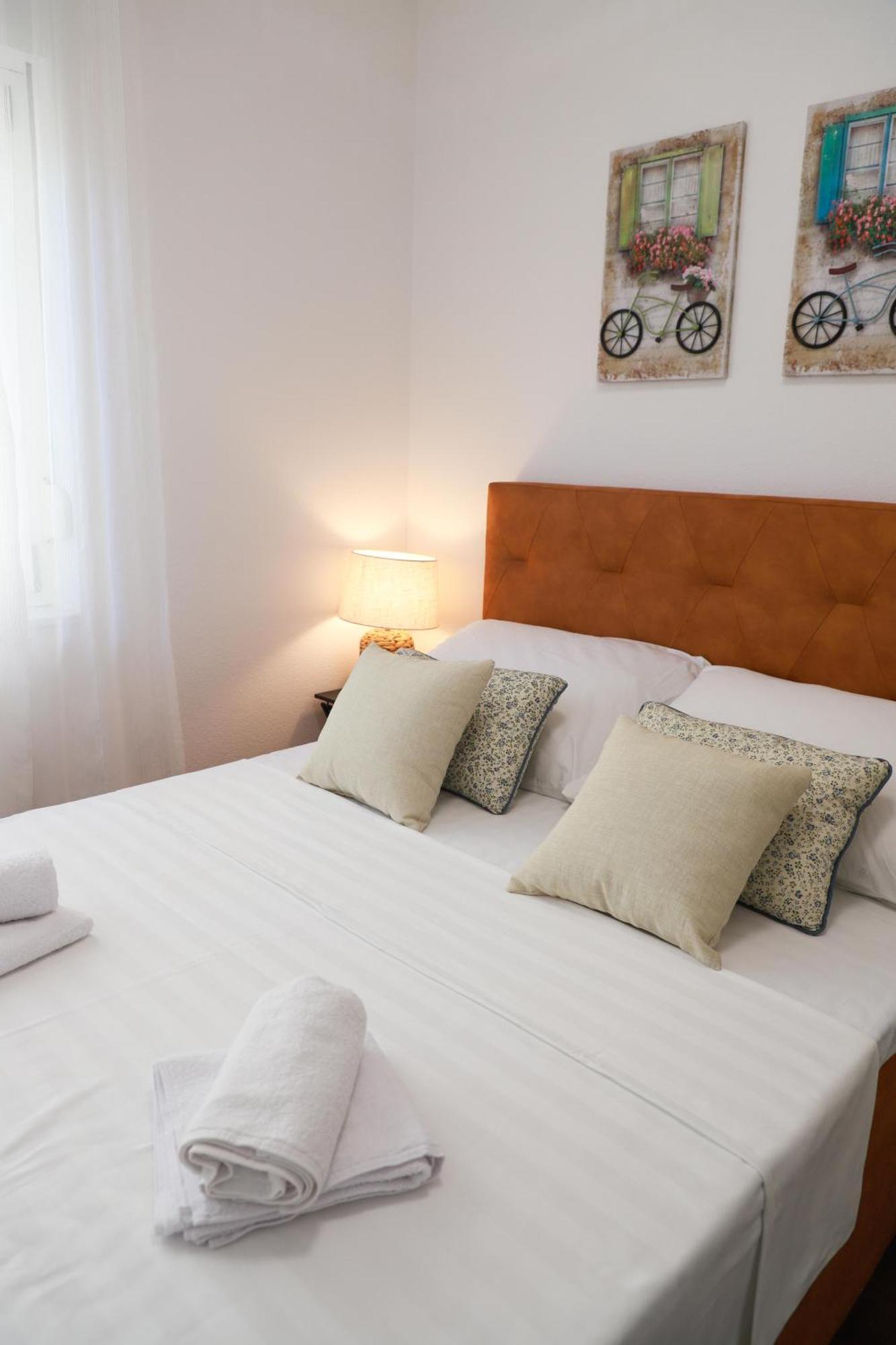 Holiday Apartments Ivano & Leo - Private Parking Zadar Bagian luar foto