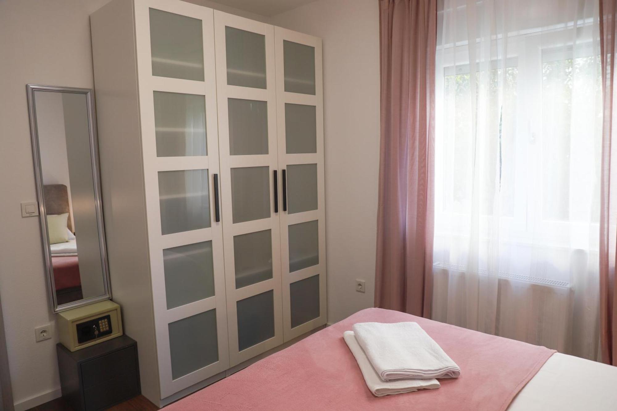 Holiday Apartments Ivano & Leo - Private Parking Zadar Bagian luar foto