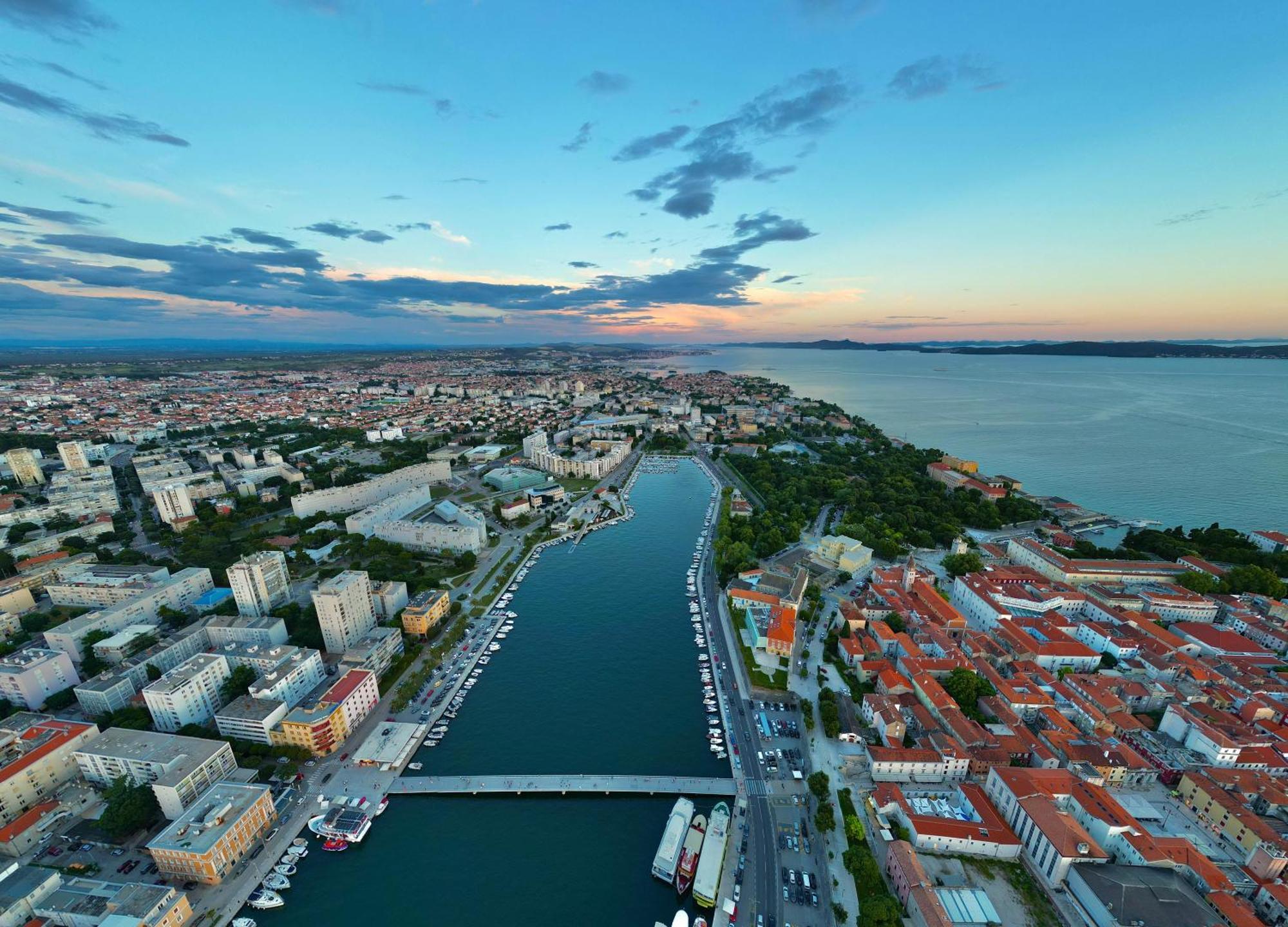 Holiday Apartments Ivano & Leo - Private Parking Zadar Bagian luar foto